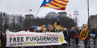 Sute de manifestanţi cer, la Berlin, eliberarea lui Puigdemont