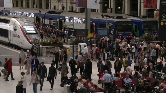 Furtună socială în Franţa, cu greve în transporturile feroviar şi aerian şi îndemnuri la grevă în sectoarele salubrizării şi energetic