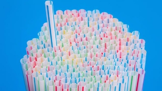 Londra vrea să interzică paiele de plastic