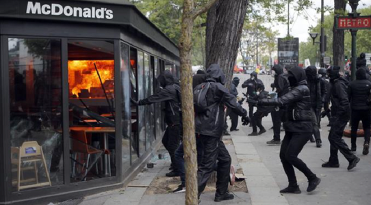 Distrugeri şi ciocniri între poliţie şi 1.200 de manifestanţi purtând cagule la Paris de 1 Mai