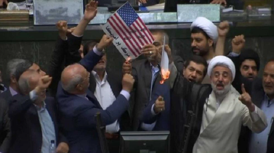 Iran: Parlamentarii au ars un steag al SUA şi au scandat „Moarte Americii” - VIDEO
