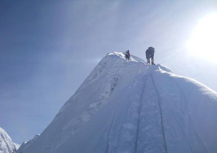 Opt nepalezi, primii căţărători care au ajuns în vârful muntelui Everest anul acesta

