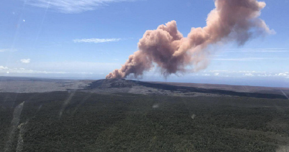 O erupţie a vulcanului Kilauea a produs un nor de cenuşă cu o lungime de mai mulţi kilometri