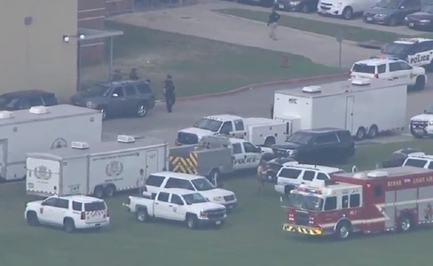 UPDATE - SUA: Atac la un liceu din Santa Fe. Un oficial al poliţiei anunţă că nouă elevi şi un profesor au murit. Dispozitive explozibile au fost găsite în liceu. VIDEO
