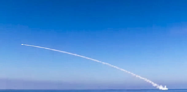 Un submarin nuclear rus trage cu succes patru rachete intercontinentale într-o salvă, în cadrul unui test