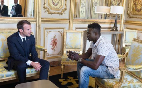 Tânărul migrant din Mali fără acte Mamoudou Gassama va fi naturzalizat şi va intra la pompieri, anunţă Macron