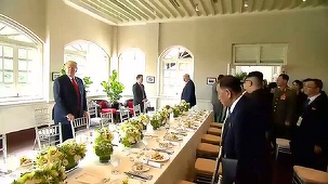Trump şi Kim discută în timpul mesei 