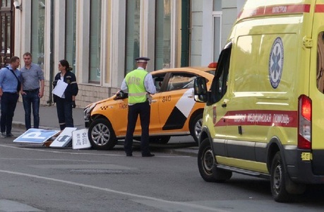UPDATE - Un taxi a intrat în mulţime la Moscova - opt persoane au necesitat îngrijiri medicale - şoferul ar fi fost beat şi nu a intrat intenţionat în mulţime - VIDEO