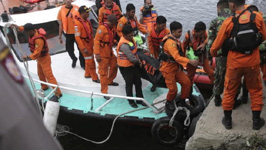 Aproape 180 de persoane date dispărute în urma naufragiului unui feribot pe Lacul Toba, pe insula indoneziană Sumatra