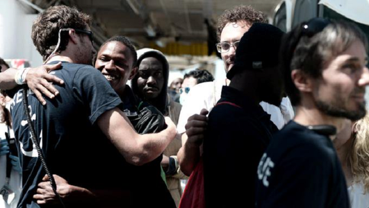 O misiune franceză începe să audieze solicitanţi de azil de pe nava Aquarius, la Valencia, care vor să vină în Franţa, anunţă Ofpra