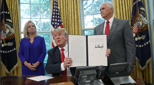 Trump semnează un decret prezidenţial prin care pune capăt despărţirii familiilor de migranţi la frontieră