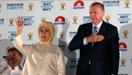 Erdogan, consolidat prin realegerea în primul tur, felicitat şi îndemnat ”să consolideze democraţia”