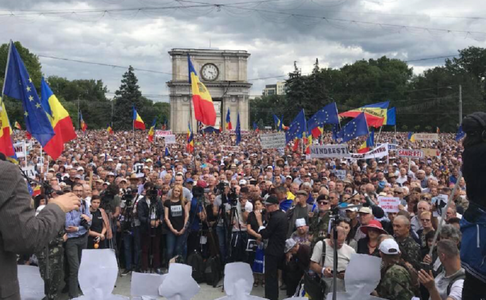 Zeci de mii de oameni protestează la Chişinău faţă de anularea rezultatului alegerilor municipale şi cer anchetarea penală a celor şapte judecători de la Curtea Supremă care au luat hotărârea