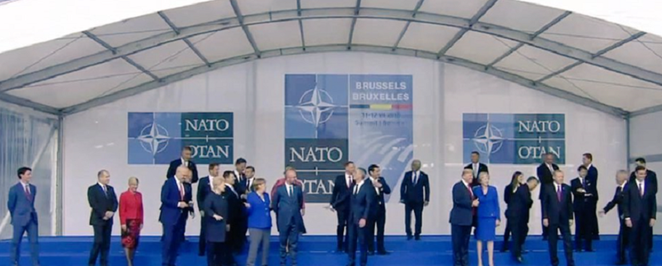 Reuniune de urgenţă pe tema cheltuielilor militare la summitul de la Bruxelles, în urma criticilor preşedintelui SUA. Trump a anunţat apoi că probabil poate să retragă SUA din NATO, dar nu mai e necesar, în urma angajamentelor consistente ale aliaţilor
