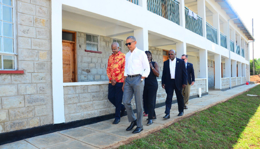 Barack Obama îşi vizitează familia kenyană şi inaugurează un centru de tineret în Kenya