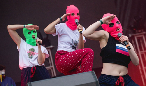 Patru membri ai trupei contestatare ruse Pussy Riot, eliberaţi