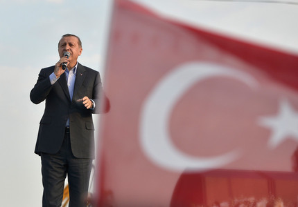 Erdogan le-a cerut turcilor să îşi vândă aurul şi dolarii americani în sprijinul monedei ţării