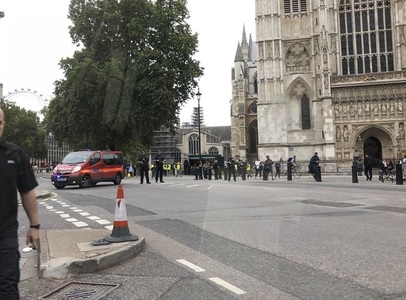 UPDATE - Marea Britanie: O maşină a intrat în barierele de securitate de la Parlament, rănind mai multe persoane; un bărbat a fost arestat

