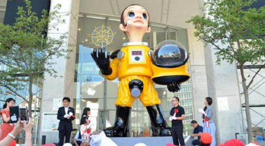O statuie a unui copil în echipament de protecţie, instalată la Fukushima, deranjează la peste şapte ani de la catastrofă