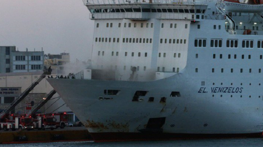 Sute de pasageri evacuaţi de pe feribotul Eleftherios Venizelos la Pireu, în urma unui incendiu la bord, fără victime