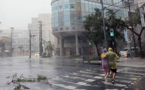 Răniţi în Japonia, la atingerea Insulei Okinawa de taifunul Trami