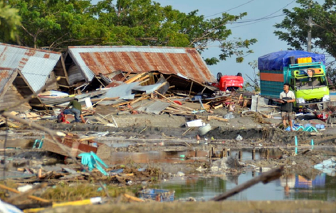 UPDATE - Bilanţul victimelor seismului urmat de un tsunami în Indonezia creşte la 384 de morţi şi sute de răniţi. FOTO/VIDEO