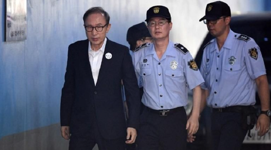 UPDATE - Fostul preşedinte sud-coreean Lee Myung-bak, găsit vinovat de corupţie şi deturnare de fonduri, condamnat la 15 ani de închisoare