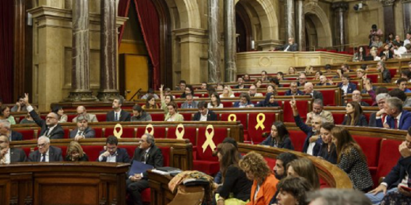 Parlamentul catalan cere abolirea monarhiei spaniole; Pedro Sanchez ameninţă cu o acţiune în justiţie