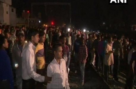 Peste 50 de persoane au murit şi alte 200 au fost rănite după ce un tren a intrat cu viteză într-o mulţime în India. VIDEO