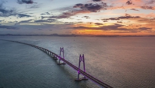 China inaugurează cel mai lung pod maritim din lume, care conectează Hong Kong, Macao şi Zhuhai


