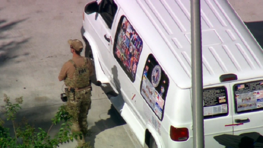 Autorităţile ridică o dubă albă, în Florida, cu abţibilduri pe geamuri reprezentând steagul american, sigla Comitetului Naţional Republican şi CNN