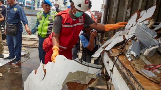 Scafandri continuă să recupereze fragmente ale avionului prăbuşit în Indonezia