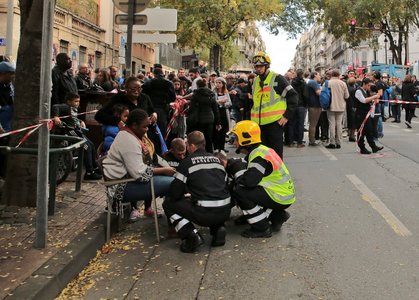Marsilia: Trei persoane au fost rănite după ce un balcon s-a prăbuşit parţial în timpul unui marş în memoria victimelor surpării unor imobile vechi