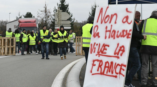 Aproximativ 244.000 de participanaţi la acţiuni ale ”vestelor galbene” în întreaga Franţă, soldate cu un mort şi peste 100 de răniţi la baraje; Macron, principala ţintă a nemulţumirilor - VIDEO