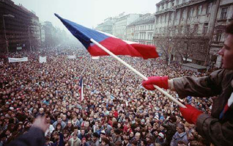Mii de cehi cer demisiile premierului Andrej Babis şi preşedintelui Milos Zeman la o manifestaţie prin care au marcat ”Revoluţia de catifea”