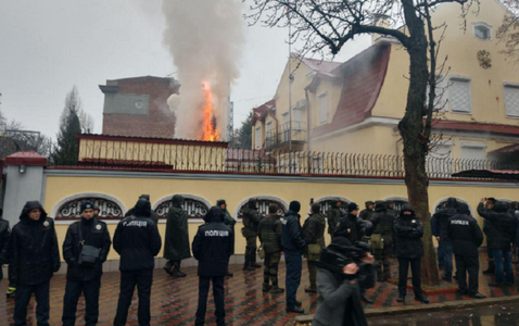 Manifestanţi ard un steag rusesc la consulatul rus din Harkov şi cer Kievului să întrerupă  relaţiile cu Moscova în urma incidentului armat din largul Crimeei