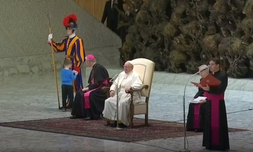 Papa Francisc, amuzat de prezenţa unui băieţel pe scenă, în timpul audienţei săptămânale: "Sunt şi eu la fel de liber în faţa lui Dumnezeu?". VIDEO