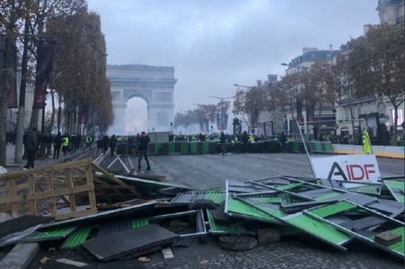 Paris: Protestul „vestelor galbene” devine violent - protestatarii dau foc la clădiri şi maşini; peste 200 de persoane arestate 