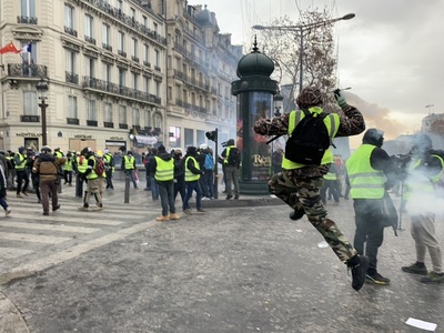 Vestele galbene: Peste 1.000 de persoane, reţinute în Franţa; 55 de răniţi în Paris; tensiunile continuă pe marile artere ale Capitalei / 400 de arestări la Bruxelles