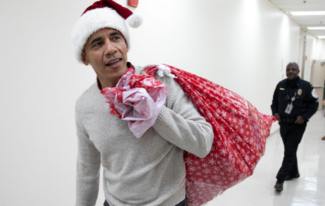 Obama distribuie, costumat în Moş Crăciun, cadouri unor copii bolnavi - VIDEO