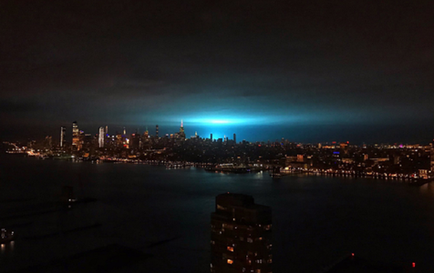 O lumină albastră stranie pe cerul New Yorkului îi electrizează pe locuitori şi turişti; ”Au venit extratereştrii” - FOTO, VIDEO