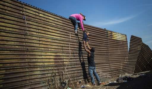 Peste 55.000 de imigranţi fără acte arestaţi în decembrie la frontierele SUA, inclusiv un număr-record de familii