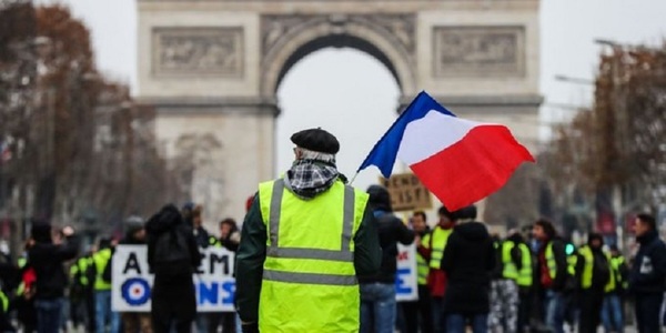 Vestele Galbene se adună la Paris pentru al zecelea weekend consecutiv de proteste

