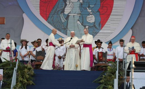 Papa Francisc ia apărarea imigranţilor în Panama; dosarul pedofiliei îşi face reapariţia în vizita în America Centrală