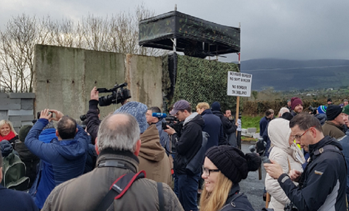 Manifestanţi construiesc un zid între cele două Irlande