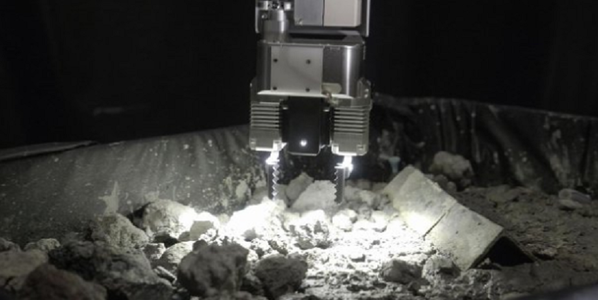 Un robot ridică fragmente de combustibil nuclear topit la Fukushima, în cadrul unui test în vederea extragerii acestuia din reactoarele avariate