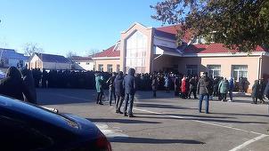 Alegeri în Republica Moldova: 20 de dolari pentru un vot democrat! Varniţa blocată de zeci de autocare şi sute de cetăţeni aduşi din stânga Nistrului