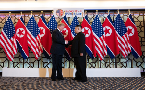 Trump şi Kim îşi încheie prima zi a summitului la Hanoi