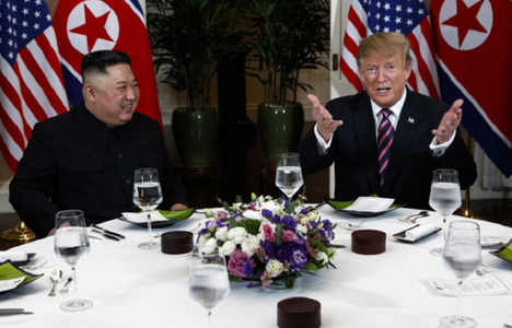 Trump şi Kim au fost serviţi la o ”cină socială” cu crevete, muşchi la grătar şi prăjitură cu lavă de ciocolată