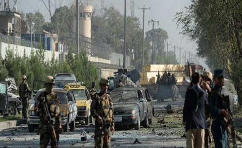 Atentat sinucigaş şi atac în curs în oraşul afgan Jalalabad